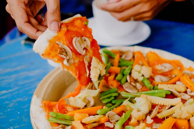 Pizza Vegetariana – bunt belegt mit frischem Gemüse