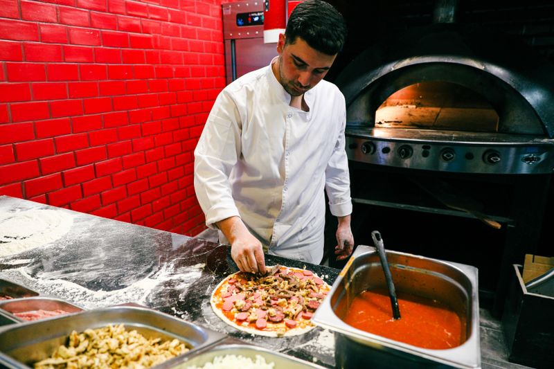 Das callapizza-Team in der Küche beim Zubereiten frischer Pizzen