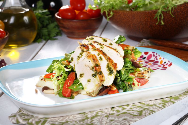 Pollo Pizza mit gegrilltem Hühnchen und frischem Gemüse
