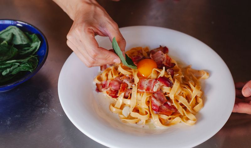 Tagliatelle Carbonara mit cremiger Sauce und Speck
