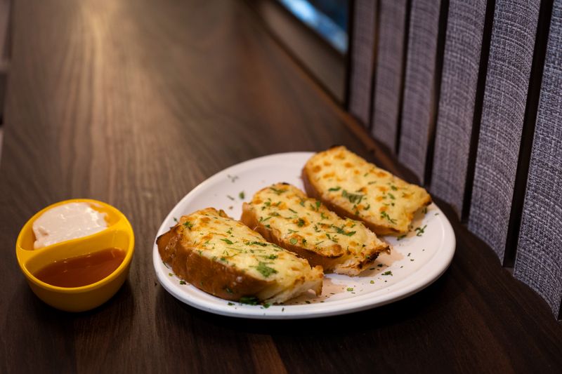 Knuspriges Knoblauchbrot mit Kräuterbutter frisch aus dem Ofen