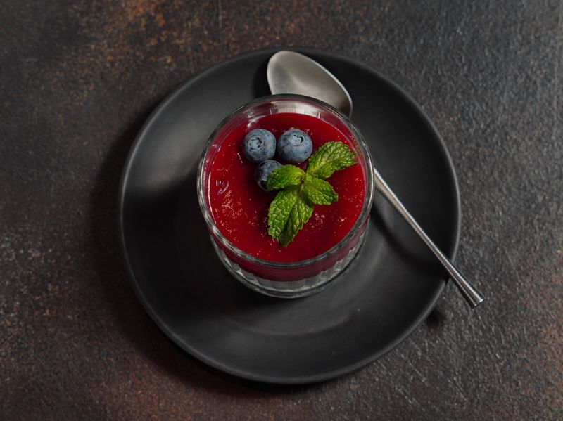 Seidene Panna Cotta mit Waldbeeren-Coulis