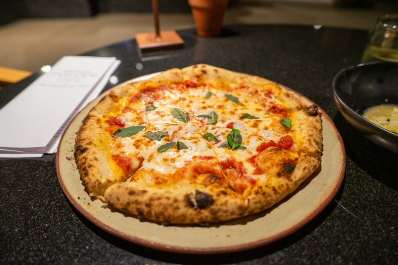 Pizza Margherita – klassisch mit Tomaten und Mozzarella