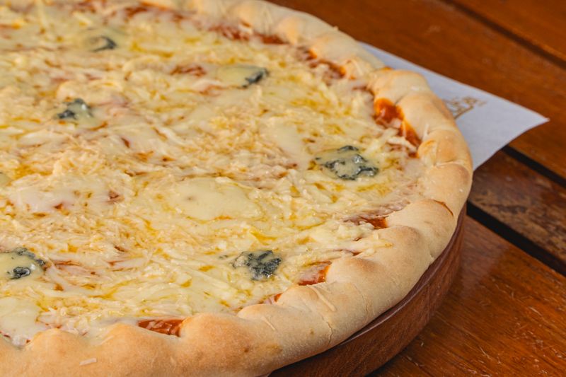Pizza Quattro Formaggi – vier Käsesorten auf knusprigem Boden