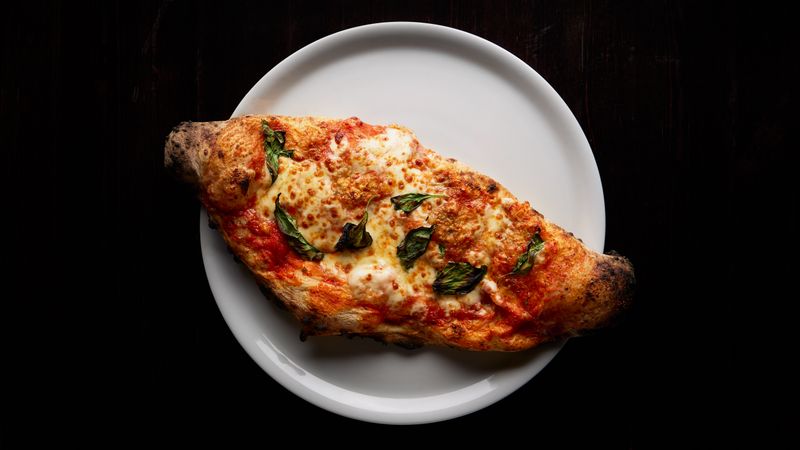 Calzone gefüllt – knuspriger Teig mit Schinken und Mozzarella
