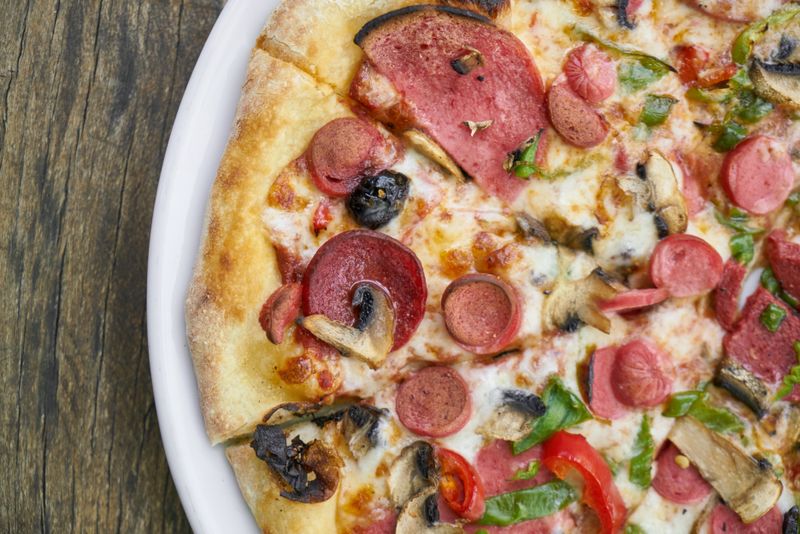 Pizza Prosciutto e Funghi mit Schinken und Champignons